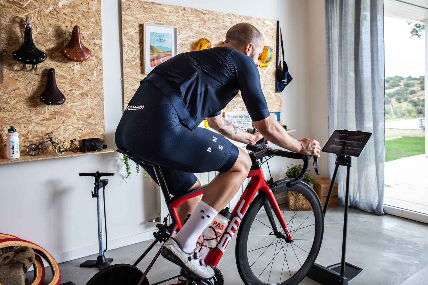 ciclista entrenando indoor