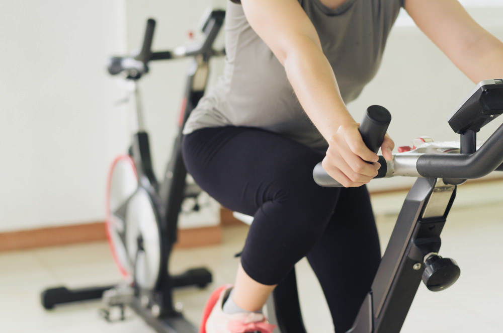 persona manteniendo una postura correcta sobre una bicicleta de spinning